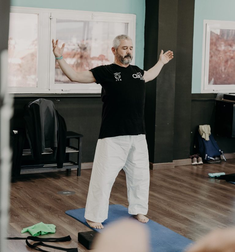profesor dando yoga